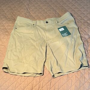 L.L. Bean Venture Men's Khaki Flat Front Shorts